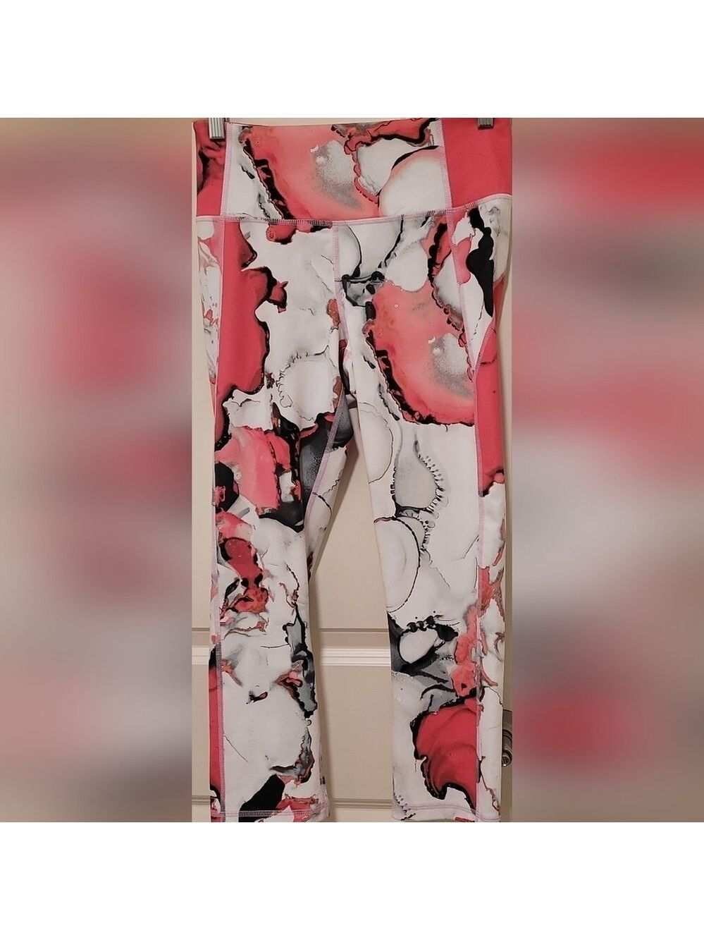 Under Armour HeatGear Pink Grey White Printed Crop Leggings
